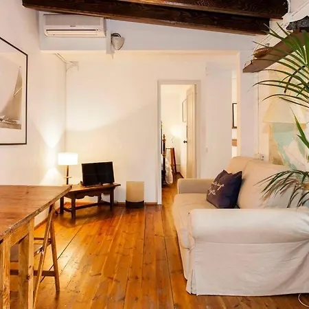 Canela Homes Born アパート