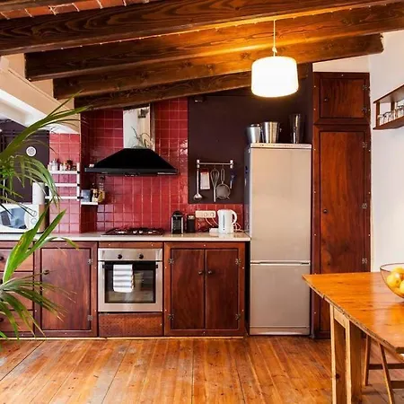 Canela Homes Born アパート